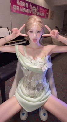 开腿比✌️